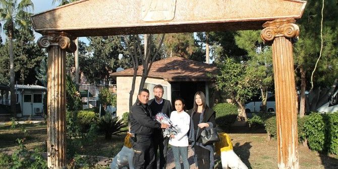 Toros Üniversitesi Öğrencilerinden Çevik Kuvvete 44 Karanfil