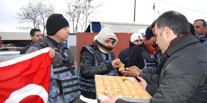 Şanlıurfalılar Polislere Sarılıp Tatlı İkram Etti