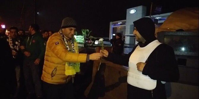 Taraftarlardan Polislere Karanfil