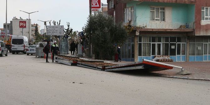 Reklam Panosu Rüzgarın Etkisiyle 2 Öğrencinin Üzerine Düştü