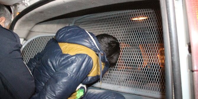 Dur İhtarına Uymayarak Polise Çarpan Otomobil Lastiklerine Ateş Açılarak Durduruldu