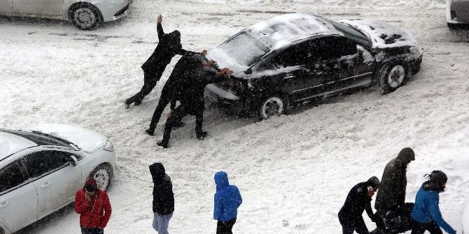Erzurum’da Otomobiller Kara Saplandı