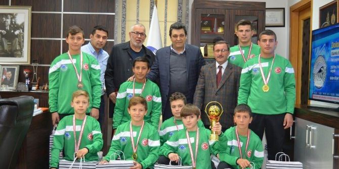 Başkan Yakar, Genç Şampiyonları Ağırladı