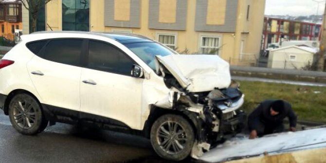 Cipin Çarptığı Minibüs Devrildi: 2 Yaralı