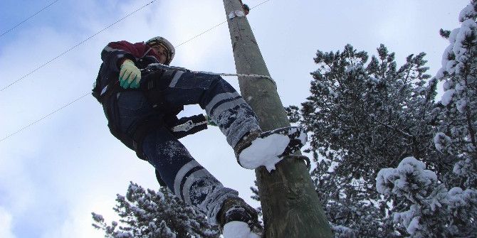 Uedaş Ekipleri, Zorlu Şartlarda Mücadele Veriyor