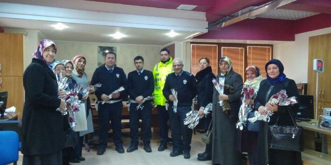 Ak Parti Kadın Kolları Polislere Karanfil Verdi