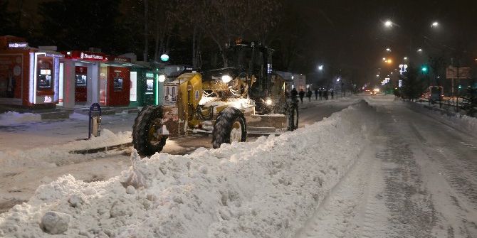Büyükşehir’in Karla Mücadelede Gece Mesaisi
