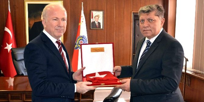 Aydınlı Eczacılardan Emniyet Müdürü Baştuğ’a Anlamlı Hediye