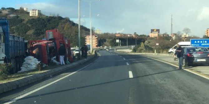 Trabzon’da Buzlanma Nedeniyle Kontrolden Çıkan Kamyon Devrildi