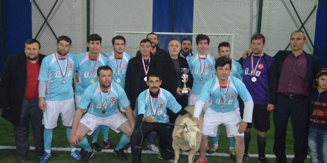 Turnuvanın Ödülü Koçu Emniyete Bağışladılar