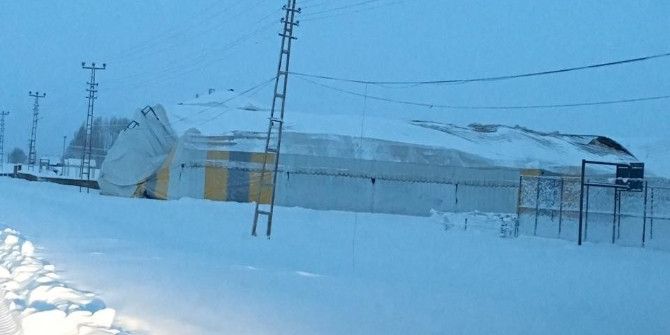 Hasköy’de Halı Saha Çöktü