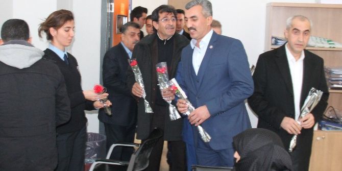 Memurlar Polise Karanfil Dağıttı