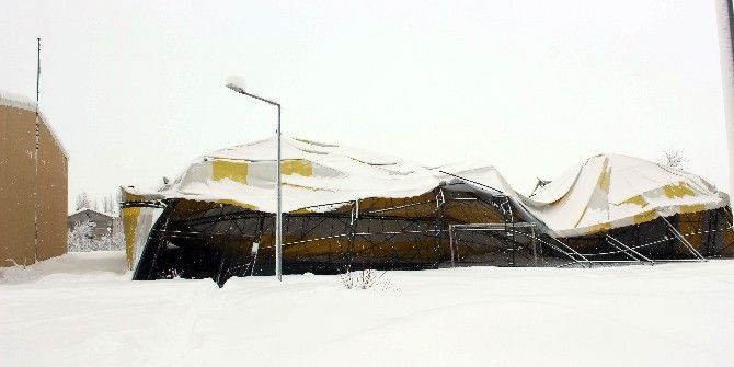 Muş’ta Halı Sahanın Çatısı Çöktü