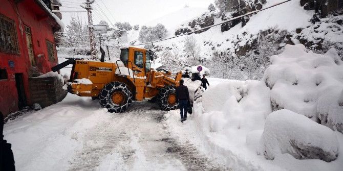 Diyaliz Hastası Kadın Servise Kepçeyle Taşındı