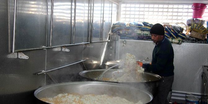 Suriyeliler Tahliyenin Başladığı Halep’ten Türkiye Sınırına Geliyor