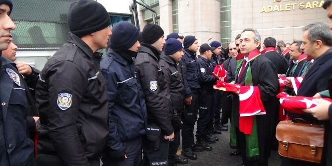 Avukatlardan Adliyede Görevli Çevik Kuvvet Polislerine Kuran Ve Türk Bayrağı Armağanı
