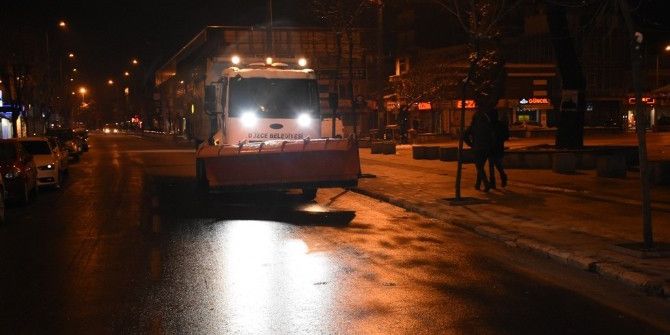 Yol Ve Kaldırımlar Kardan Temizlendi