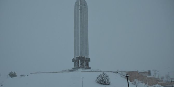 Kılıçlar Anıtı Beyaz Gelinliğini Giydi