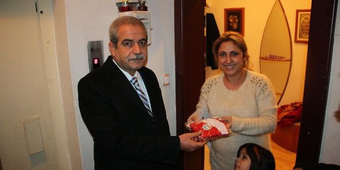 Başkan Demirkol Bayrak Dağıttı