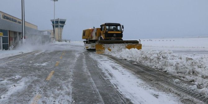 Iğdır Havalimanında Kar Temizleme Çalışması