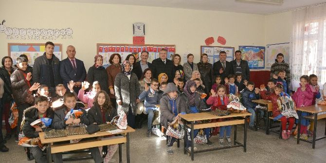 Elmalılı Öğrencilere Kışlık Giyim Yardımı