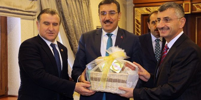 Bakan Tüfenkci’ye Anzer Balı