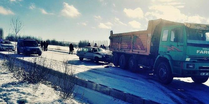Buz Tutan Yol Kazaya Neden Oldu: 2 Yaralı