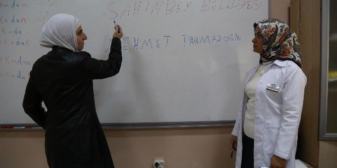 Suriyeliler Okuma Yazma Öğreniyor