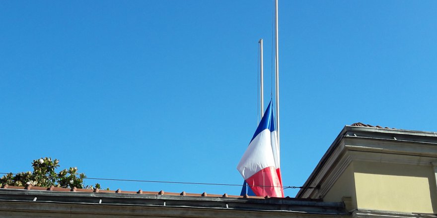 Fransa Başkonsolosluğu’nda Bayraklar Yarıya İndirildi