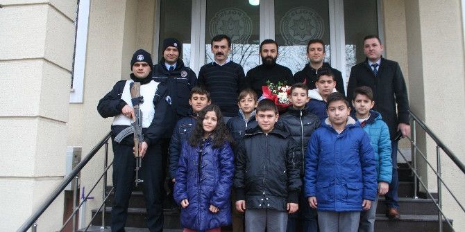 Minik Yüreklerden Polise Anlamlı Destek
