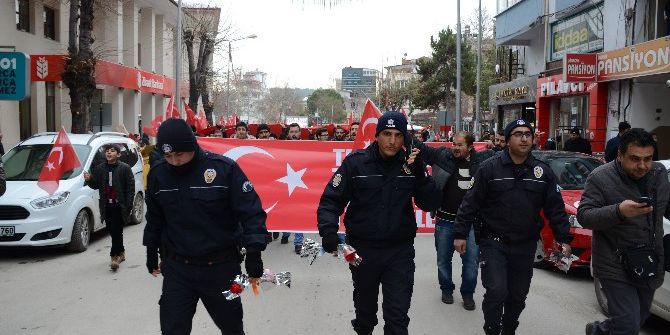 Önde Polis, Arkasında Halk Şehitler İçin Yürüdü