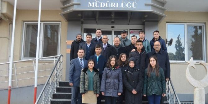 Öğrenciler Ve Öğretmenler Terörü Lanetledi