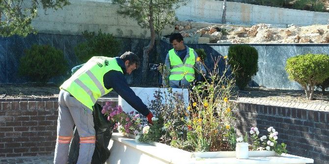 Mezarlıklarda Temizlik Ve Onarım Çalışmaları Sürüyor