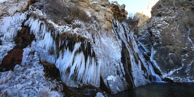 Gürpınar Şelalesi Buz Tuttu