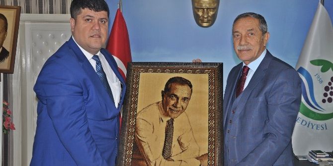 Özdemir’e Halı Resim Tablosu Hediye Edildi