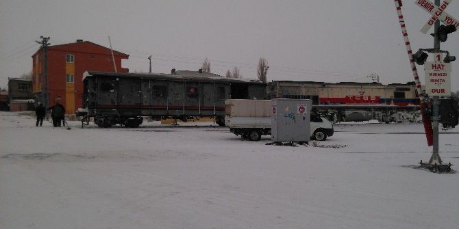 Kars’ta Yük Treni Raydan Çıktı