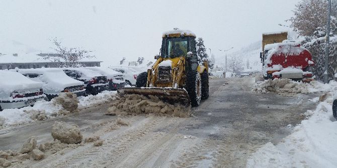 Çelikhan Belediyesi Kar İle Mücadele Ediyor