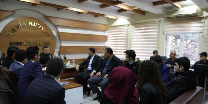 Gençlerden Çevik Kuvvet Polisine Başsağlığı Ziyareti