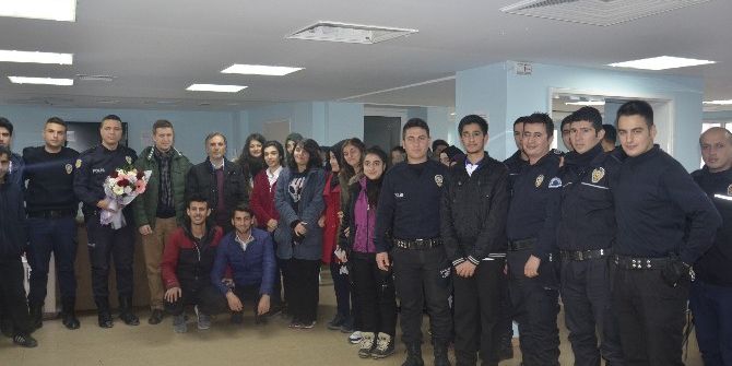 Liseli Öğrencilerden Polise Destek