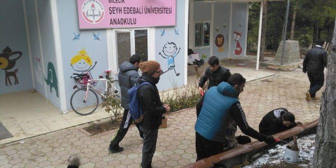Üniversiteli Öğrencileri Tarafından Anaokulu Renklendirildi
