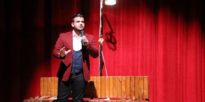 Üniversiteli Öğrencilerden Şiir Dinletisi