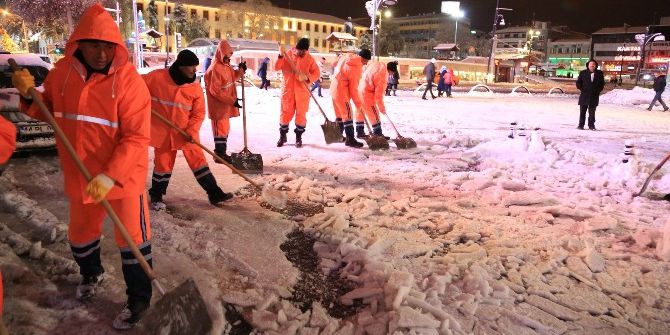 Battalgazi Belediyesinin Karla Mücadelesi Devam Ediyor