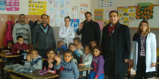 İş Adamı Özbey’den Öğrenciler Giyim Yardımı