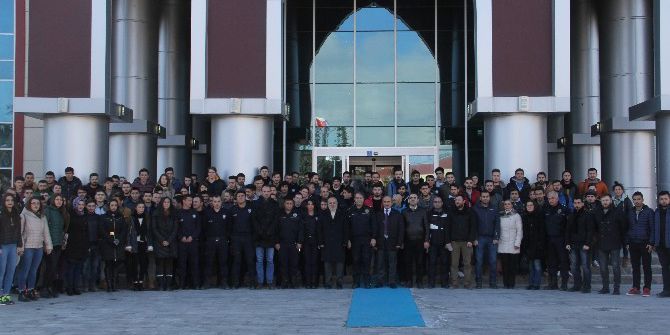 Akademisyenler Ve Üniversite Öğrencilerinden Polise Destek Ziyareti