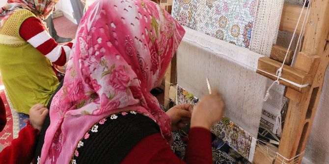 İpek Halılar Göz Kamaştırıyor