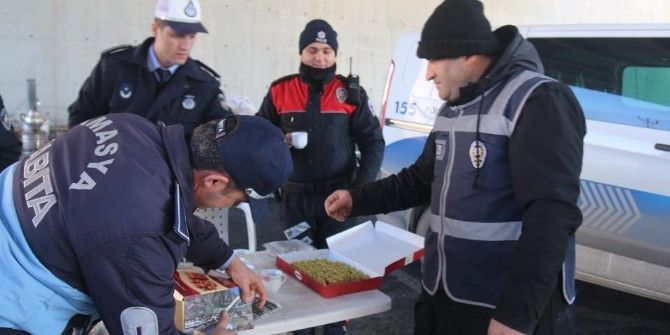 Zabıtalardan Nöbetteki Polislere Jest