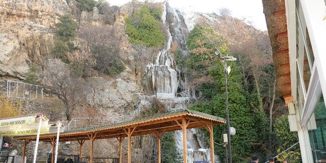 Dondurucu Soğukta Şelale Buz Tuttu