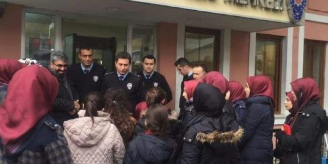 İstanbul’da Lise Öğrencilerinden Polise Destek Ziyareti