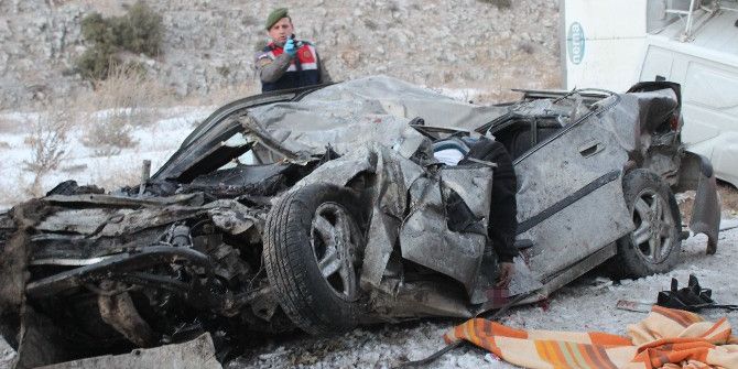 Buzlanan Yolda Kayan Tır Otomobil İle Çarpıştı: 2 Ölü, 1 Yaralı