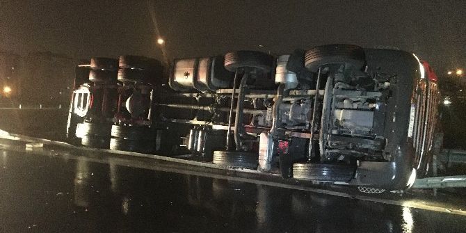 Tem Otoyolu’nda Sebze Yüklü Tır Yan Yattı: 1’i Ağır 2 Yaralı